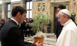 ميسي يودع بابا الفاتيكان برسالة مؤثرة